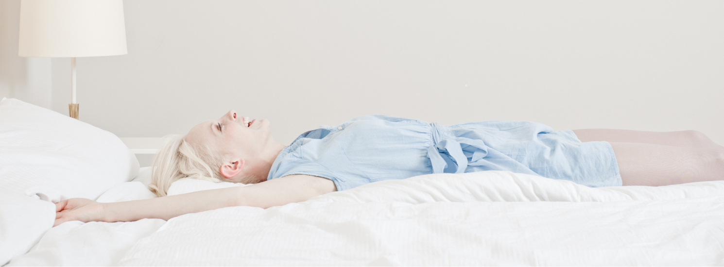 Frau liegt im Bett ausgestreckt - ohne Hüftschmerzen