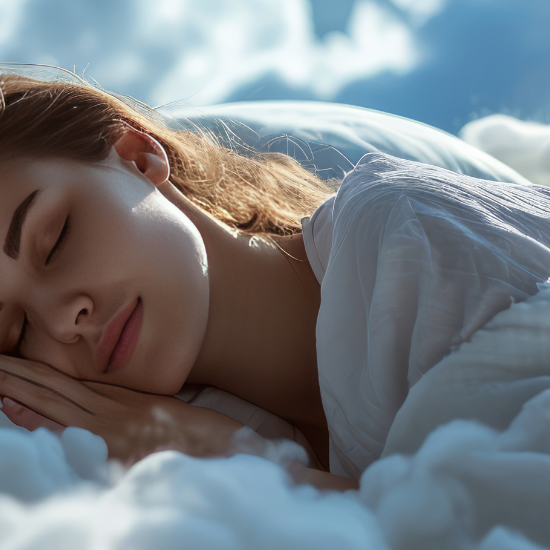 Frau schläft auf Wolken